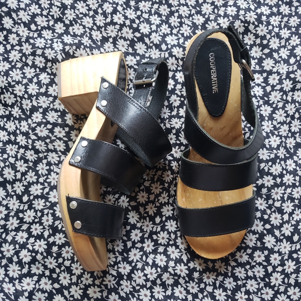 Wooden heel strap sandals